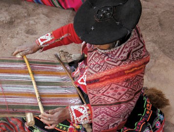 Photo Woman Weaving in Peru, horizontal